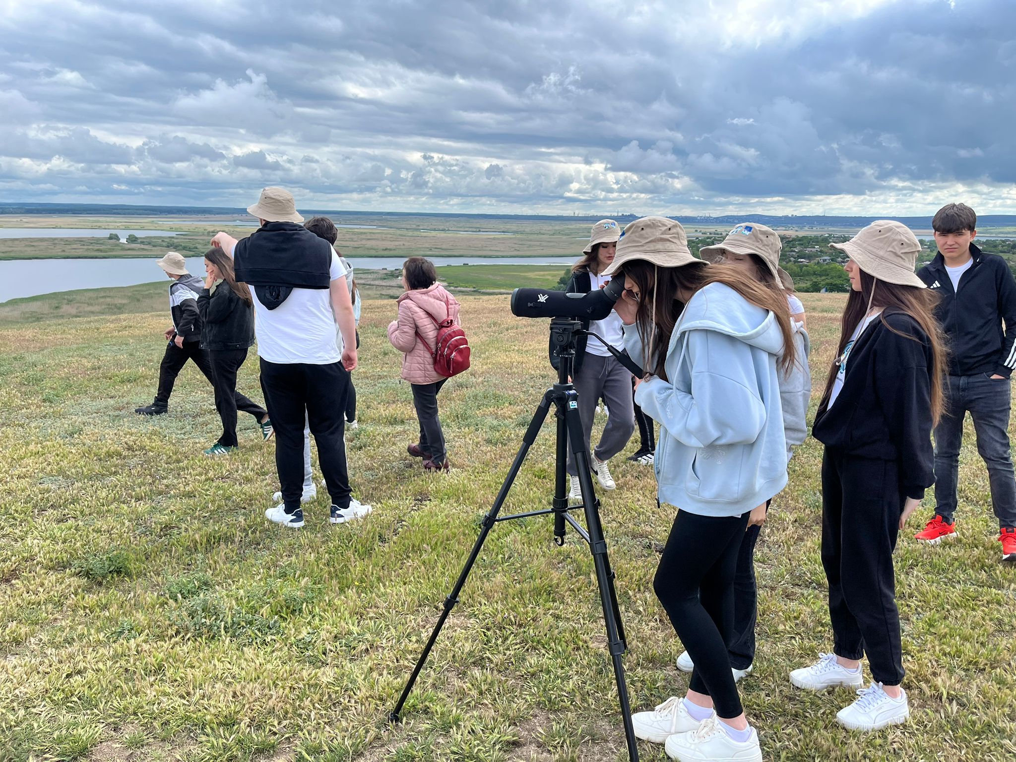 𝐁𝐢𝐫𝐝𝐰𝐚𝐭𝐜𝐡𝐢𝐧𝐠 𝐞𝐝𝐮𝐜𝐚𝐭𝐢𝐯 – 𝐝𝐞𝐬𝐜𝐨𝐩𝐞𝐫𝐢𝐦 𝐧𝐚𝐭𝐮𝐫𝐚 𝐢̂𝐦𝐩𝐫𝐞𝐮𝐧𝐚̆!