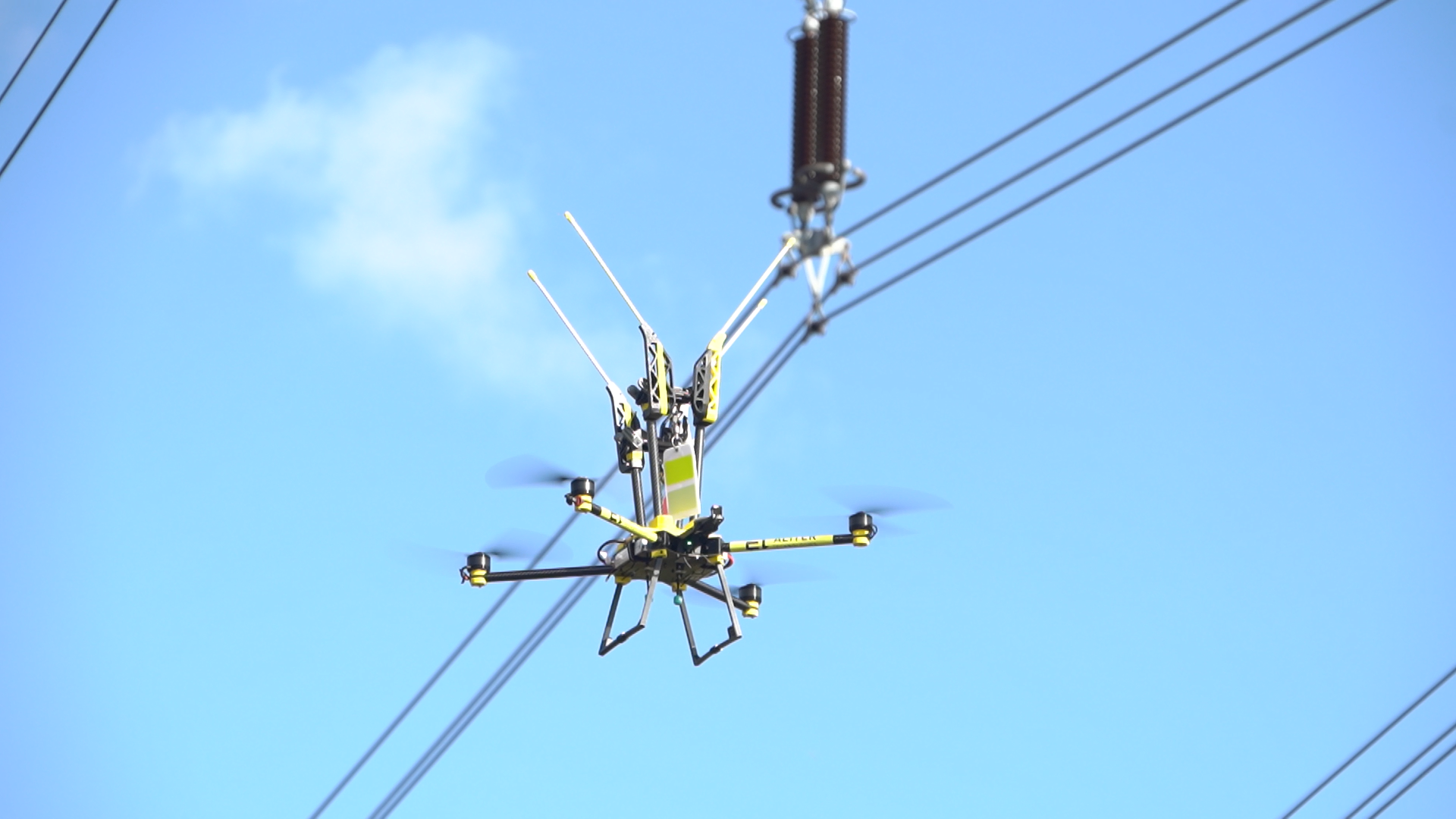  ŠPECIÁLNY DRON POMÁHA CHRÁNIŤ VTÁKY PRED NÁRAZMI DO PRENOSOVÝCH VEDENÍ